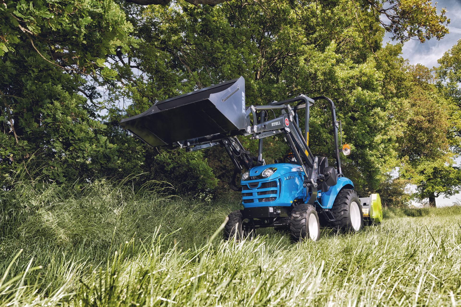 XJ25 - HST LifeLine, inkl. Industriebereifung, Frontlader Stoll FC250P, Schaufel 122 cm SkidSteer-Schnellwechsler und OPG für XJ25